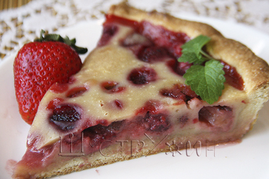 Киш с клубникой.