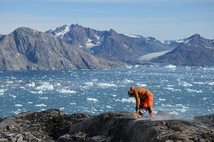 Тарасов во время полевых работ в Гренландии прошлым летом. Учёный утверждает, что чёрный айсберг может содержать лёд возрастом более 100 000 лет.