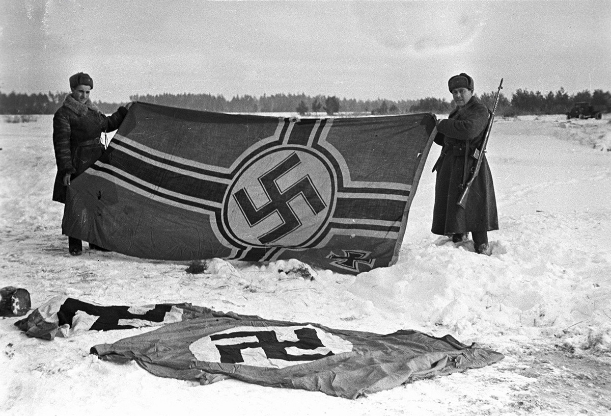 Первые немецкие знамена, захваченные в боях за освобождение Калинина. (с) Александр Гличев/Sputnik