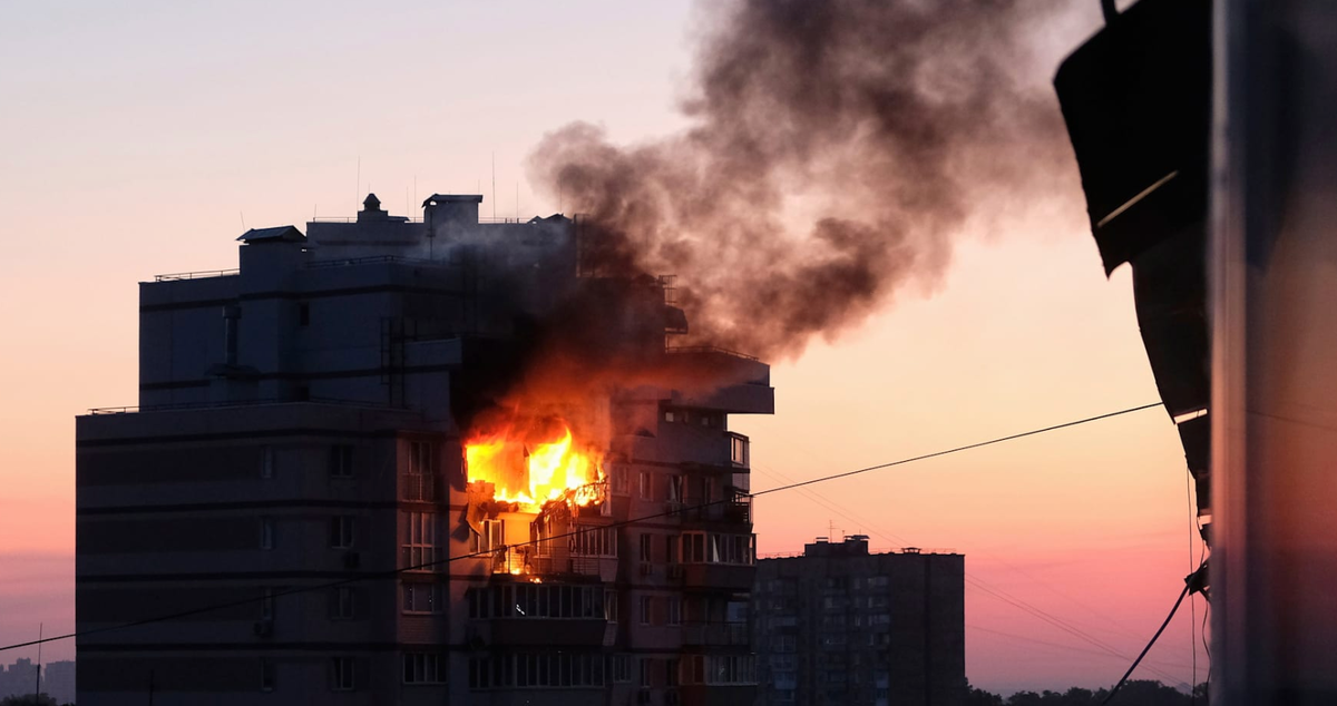 Квартира в многоэтажном жилом доме горит после удара российского беспилотника в Киеве © Stringer/AP/dpa