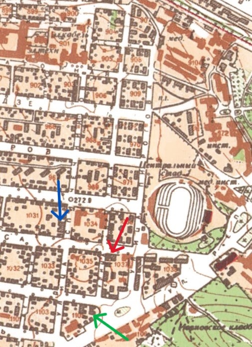 Фото: карта 50-х годов. Зелёная стрелка - два дома Крылова, 66. Красная стрелка - дом долгожитель на Барбюса. Синяя стрелка - ещё один подобный дом. 