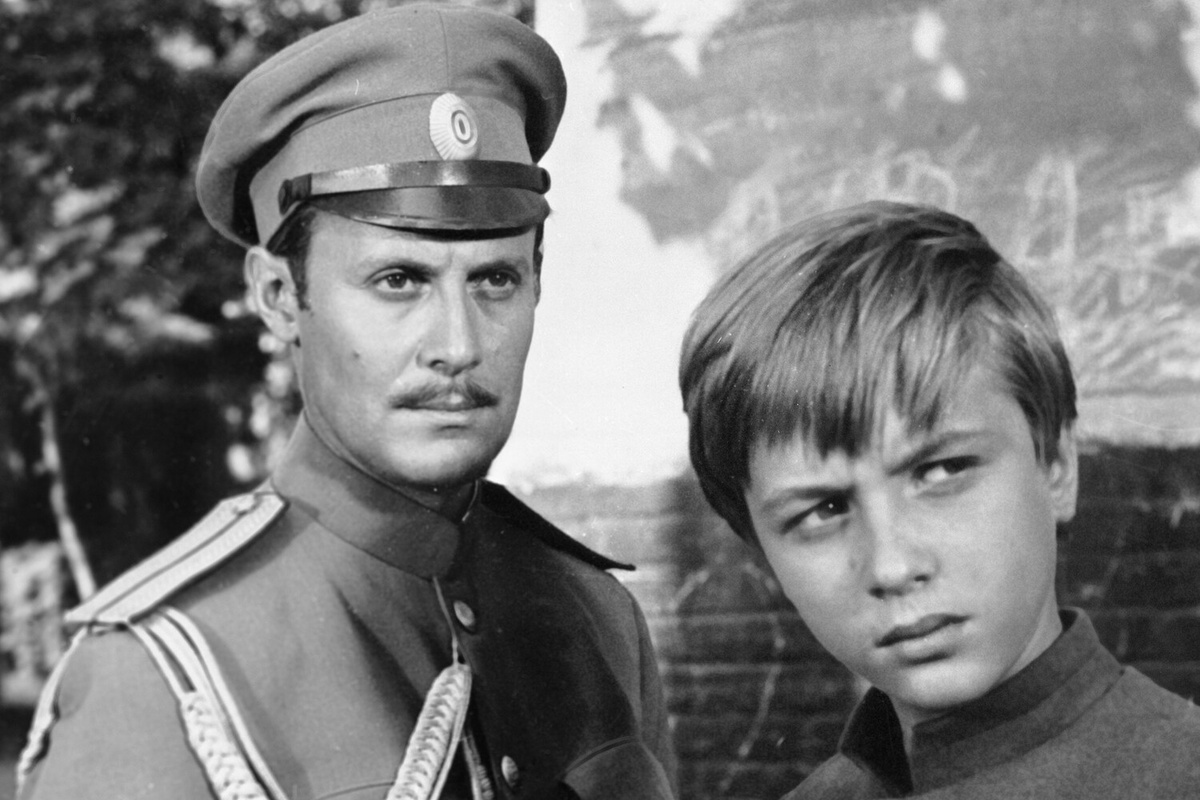 Актер Юрий Соломин в роли Кольцова и московский школьник Саша Милокостный в роли Юры в телевизионном художественном фильме Евгения Ташкова "Адъютант его превосходительства", 1969 год ©РИА Новости  📷