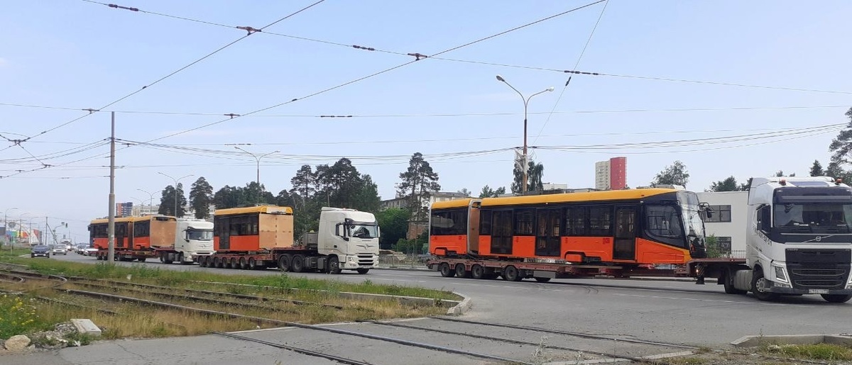 Пятисекционный трамвай доставлен в Екатеринбрг. Теперь его на месте соберут и начнут обкатку. Фото тг ekbtrans 