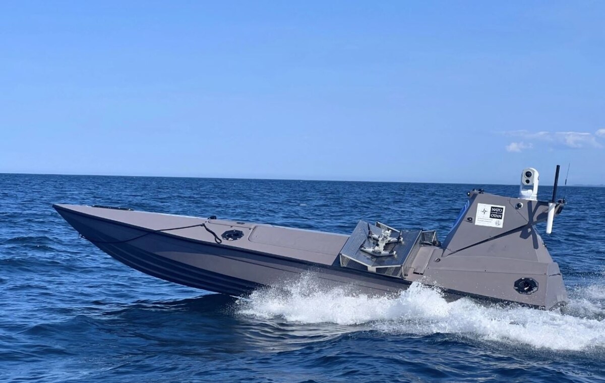 Характеристики: длина - 8,4 м; ширина - 1,93 м; осадка - 0,8 м; водоизмещение - 2,5 т; Макс. скорость - 55 уз; дальность хода - 650 миль на скорости 25 уз; автономность - до 30 сут.; масса полезной нагрузки - 600 кг Источник: NATO ACT