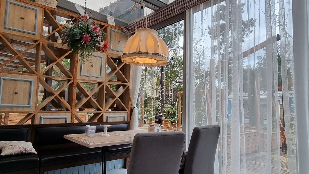 
Согласно документу, все информационные таблички, указатели и вывески на новых объектах должны быть оформлены преимущественно на русском языке. Перевод на иностранный язык допускается только в качестве дополнения и должен иметь менее заметное оформление. Особенно это касается названий жилых комплексов и объектов строительства: они обязаны писаться исключительно кириллицей, за исключением уже возведённых зданий, где изменения не требуются.