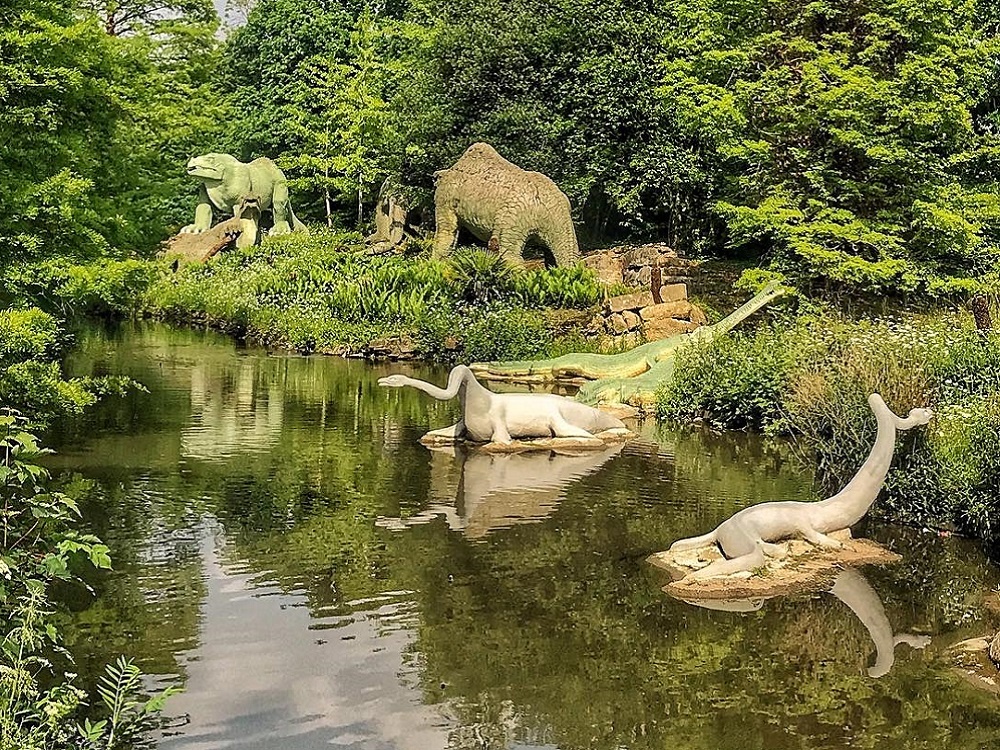 Скульптуры динозавров в парке Crystal Palace Park. Фотография из интернета