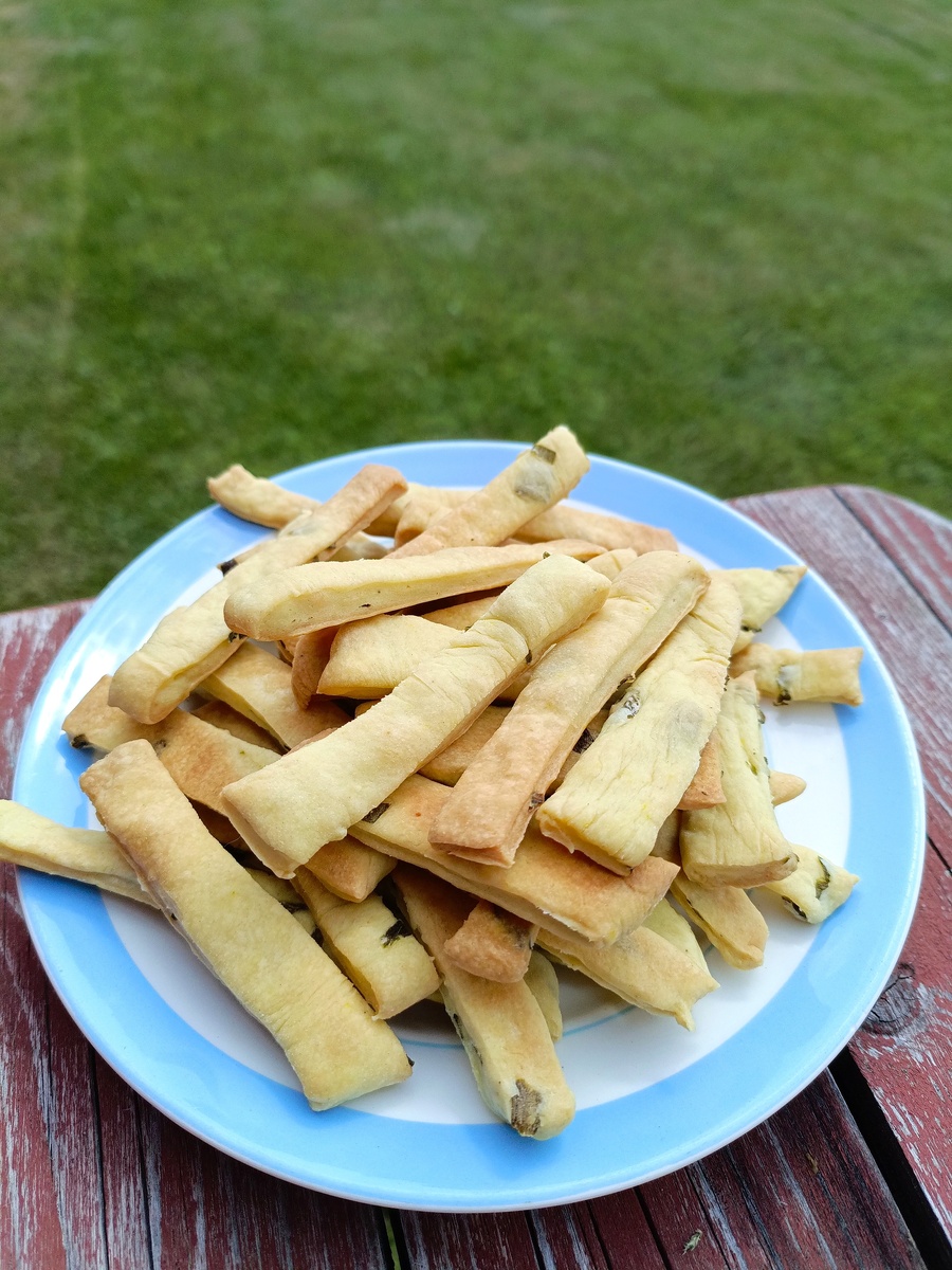 Хлебные палочки с луком. Фото автора 