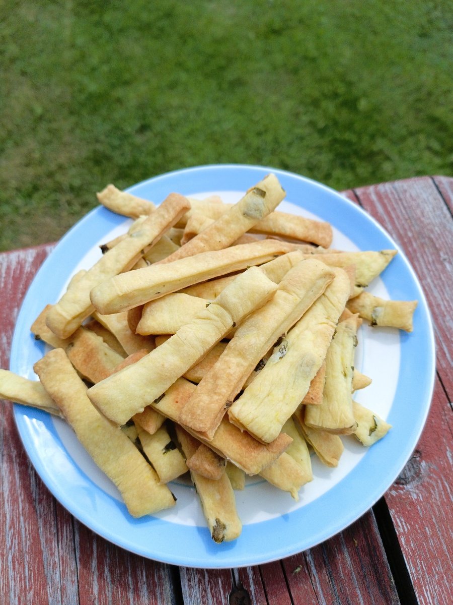 Хлебные палочки с луком. Фото автора 