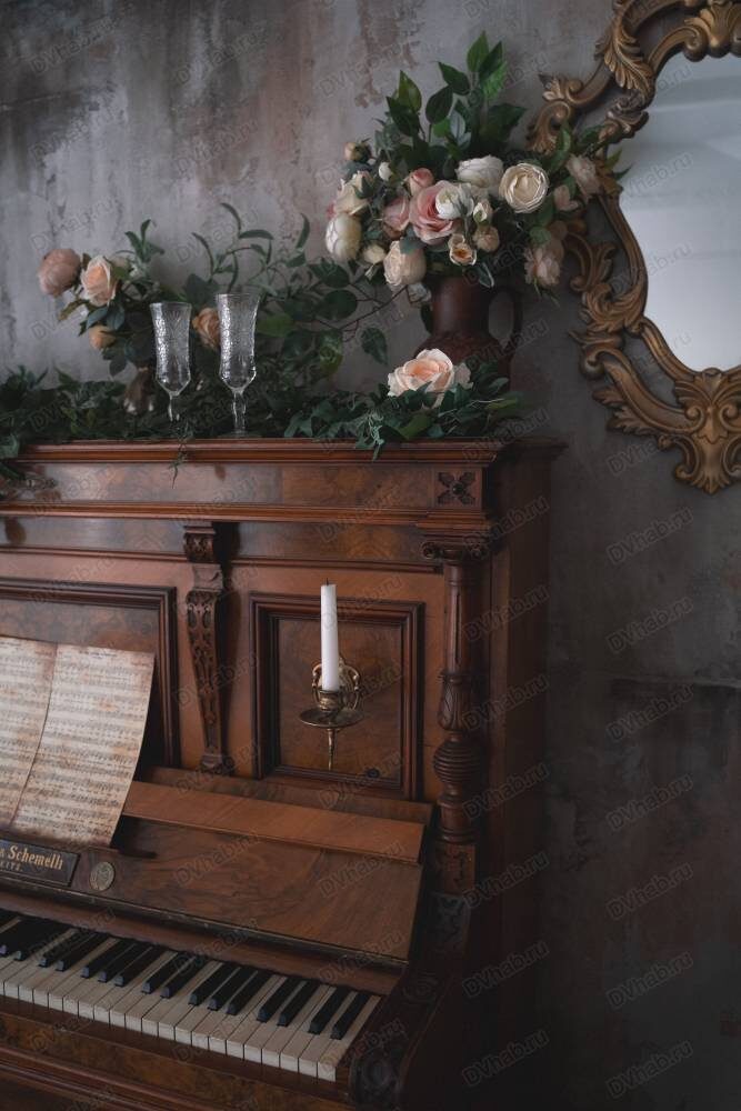 Винтажное пианино с нотами.