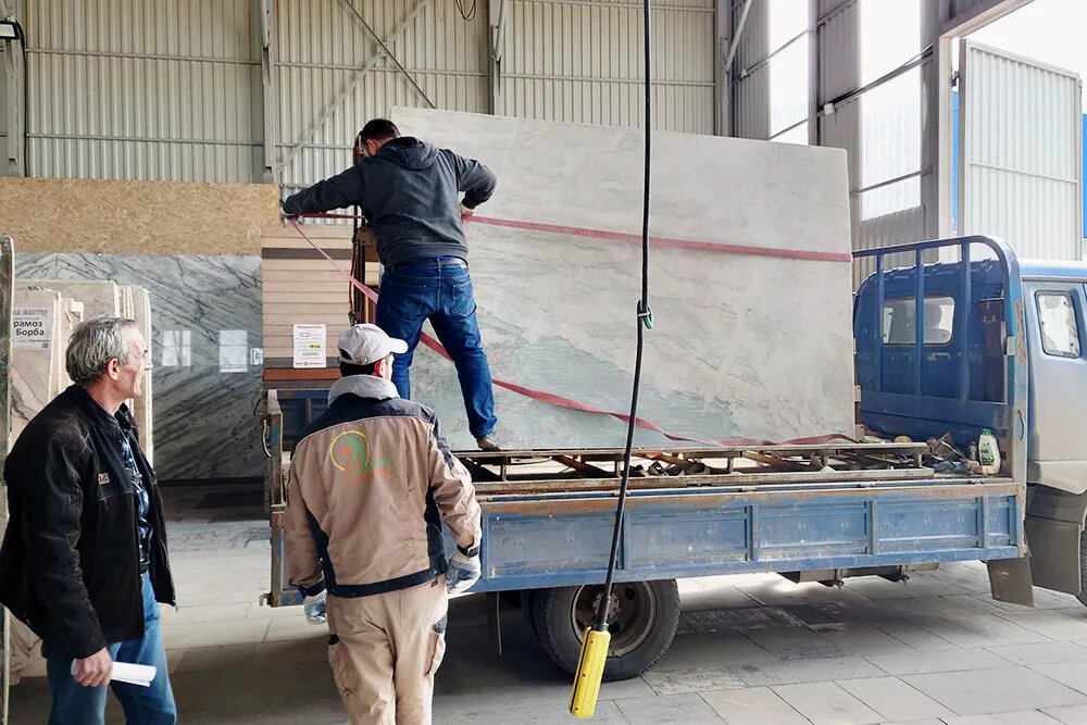 Наши мастера проконтролировали аккуратность погрузки камня — по складу слэбы перемещали краном. Ребята отвезли камень в свою мастерскую, чтобы изготовить столешницу и фартук: распилить слэб, склеить нужные элементы и отшлифовать поверхность