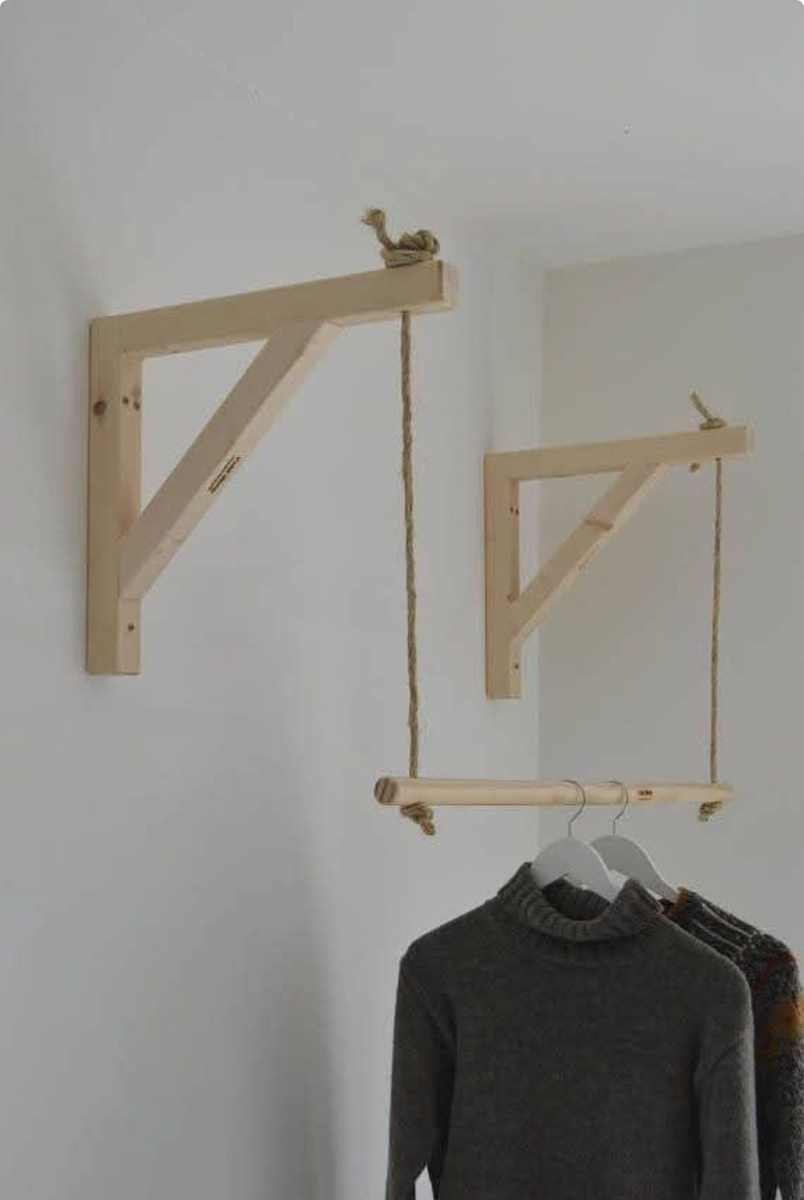 Вертикальное хранение повседневной одежды. Изображение из Pinterest.