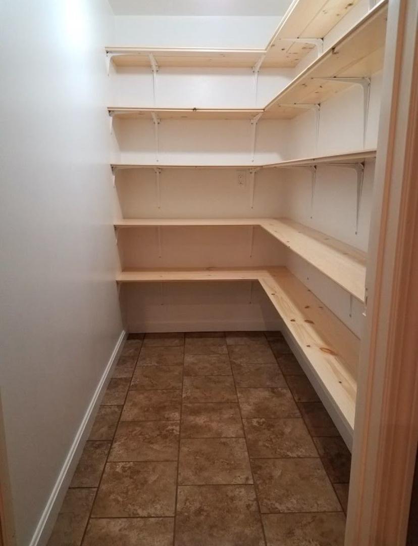 Полки для хранения вещей. Изображение из Pinterest.