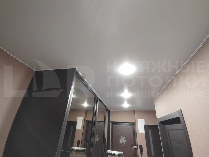 Обход натяжным потолком отдельно стоящего шкафа-купе – Фото 2