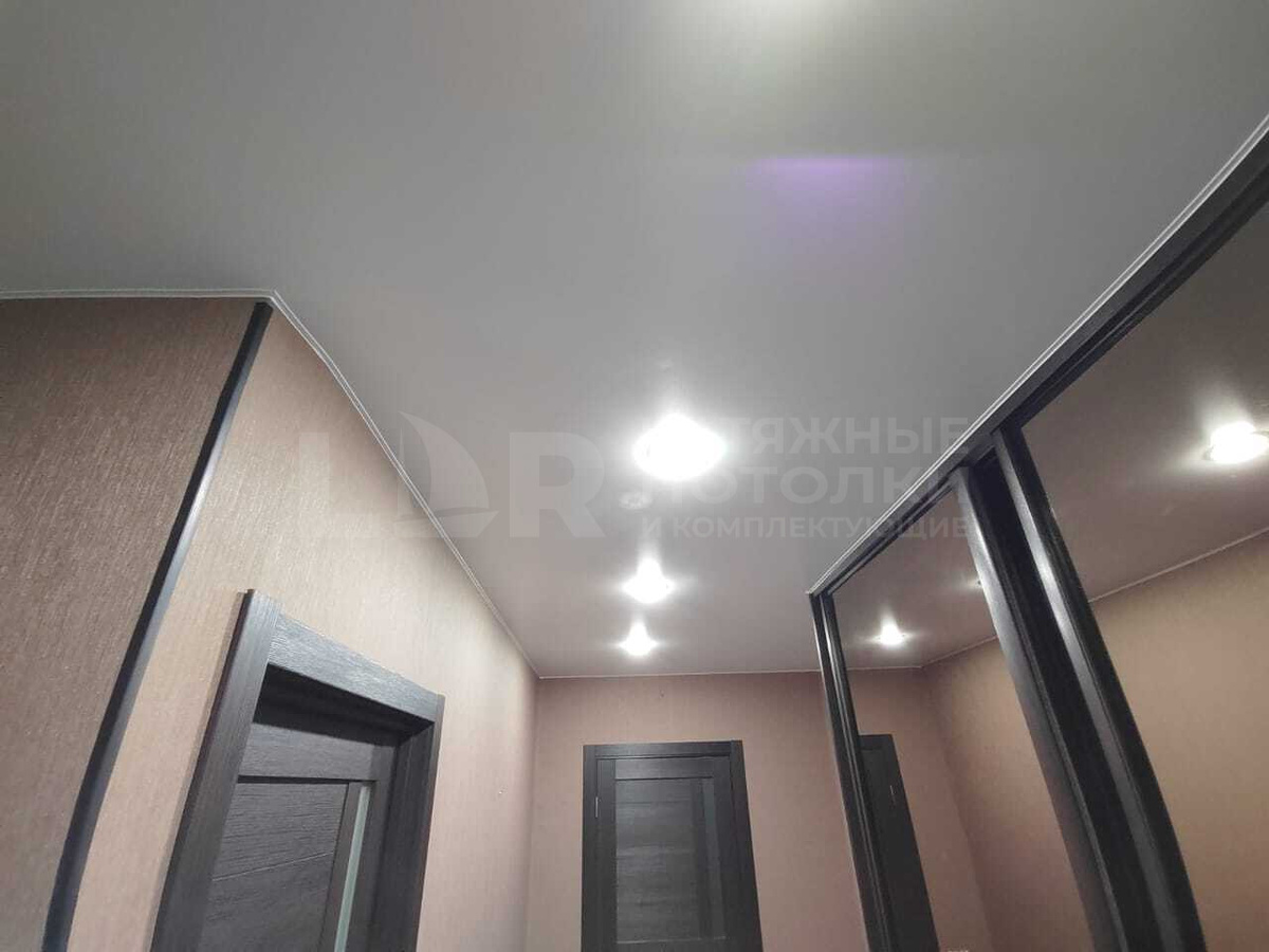 Обход натяжным потолком отдельно стоящего шкафа-купе – Фото 1