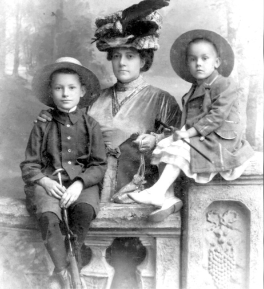 Арсений Тарковский в детстве (справа) с матерью и старшим братом. 1911. 