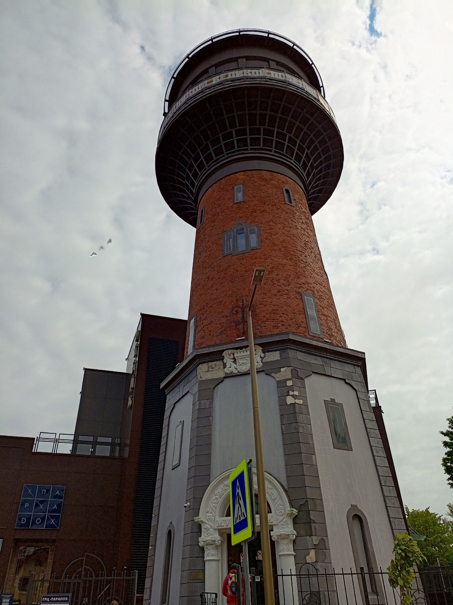 Мурариум  .  Очень высокий , с очень крутыми ступенями ,  музей – маяк  . Винтовая лестница . Конечно есть лифт , но на нём не интересно . На лифте можно покататься в простой высотке .