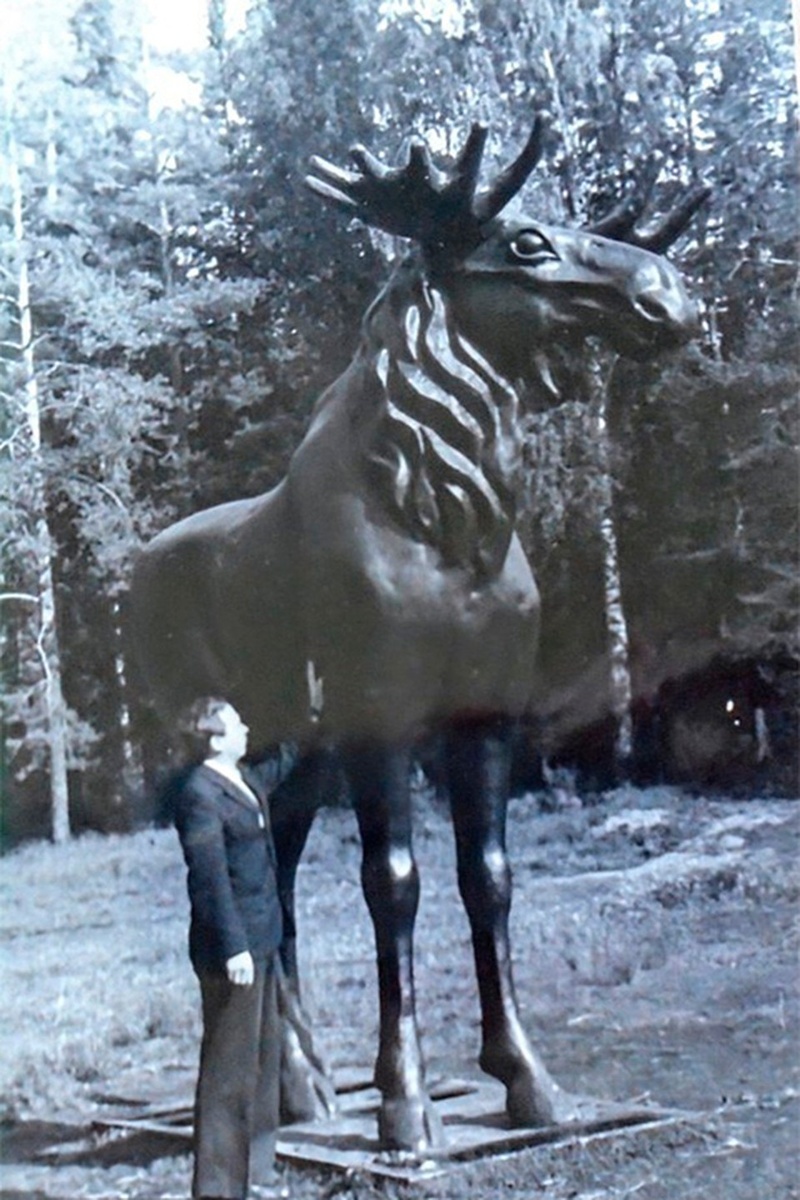    Площадка под скульптурой лося на Якшур-Бодьинском тракте еще не благоустроена, а на месте кафе – лесная поляна. 1970-е годы. Фото: vk.com/antey18