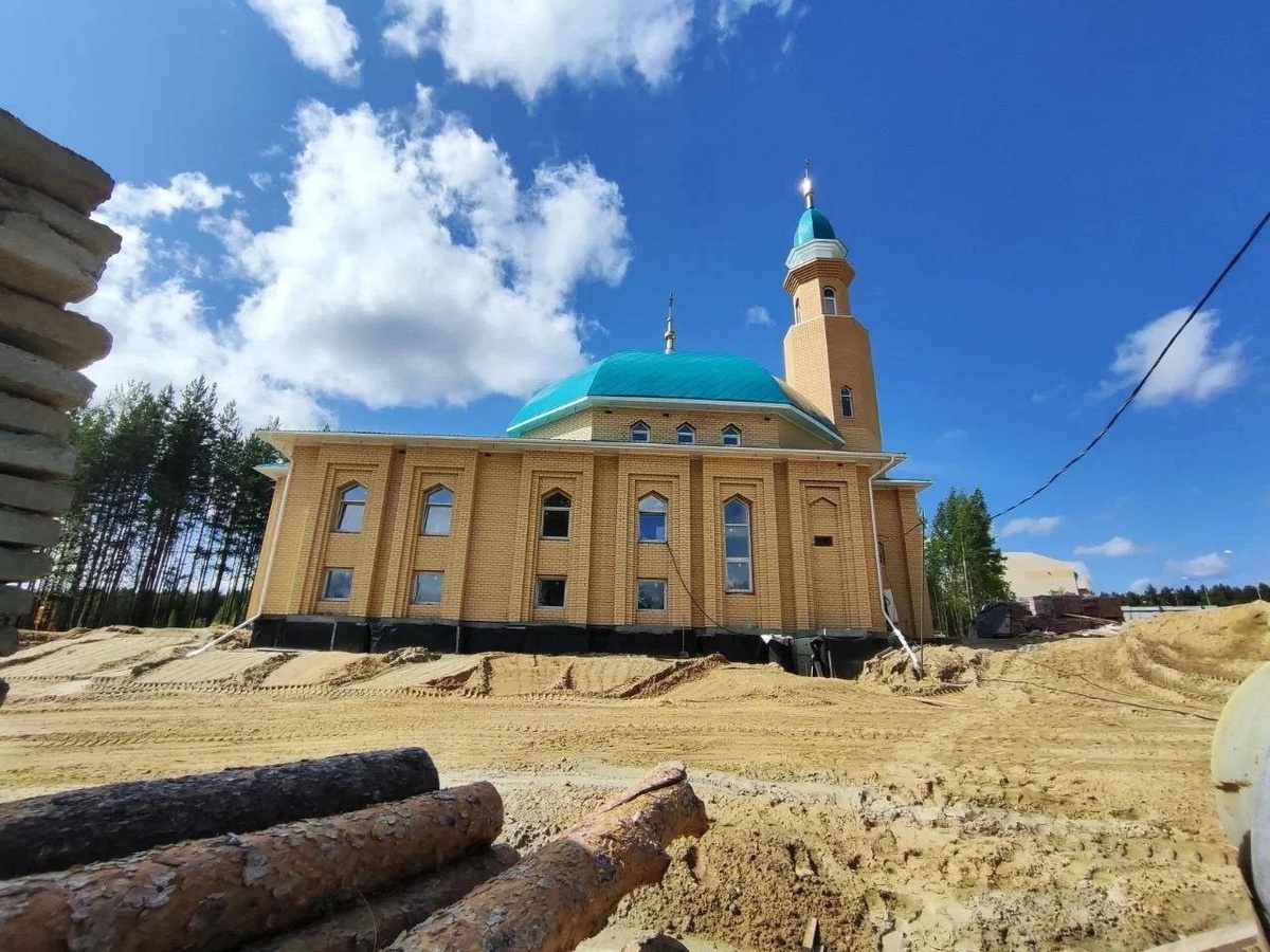    В Нягани продолжают одновременно строить храм и мечеть исключительно на народные пожертвования
