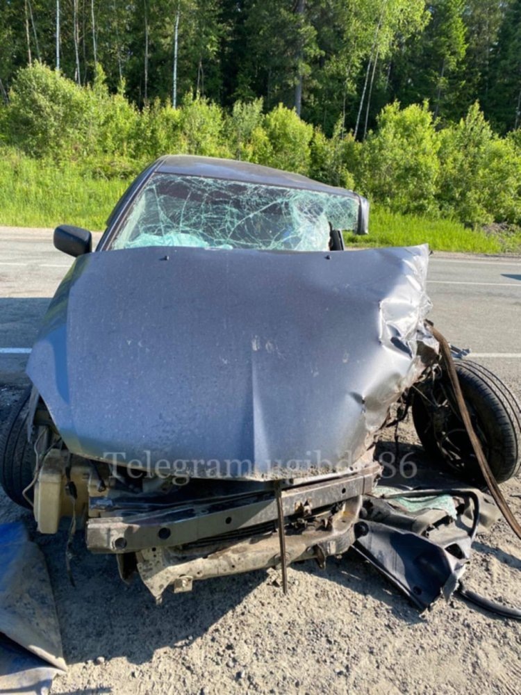    Два человека погибли в столкновении легкового и грузового автомобилей в Югре