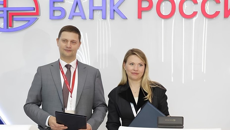    Подписание соглашения о развитии возобновляемой энергии между АБ "РОССИЯ" и АРВЭ на полях ПМЭФ. Петербург, 18 июня 2025 года. Автор фото: "Известия" / Евгений Павлов