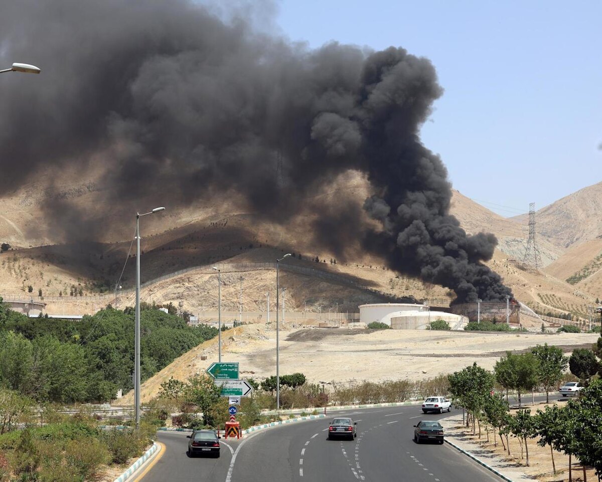 Фото ИноСМИ. Smoke rises from an oil refinery north-west of Tehran, Iran. Both sides have targeted each other’s oil and gas facilities.Photograph: Abedin Taherkenareh/EPA. Израильское командование, также, издало приказ(!) об эвакуации значительной части Иранской столицы, аргументируя тем, что вся ее военная инфраструктура в ближайщее время будет взорвана.