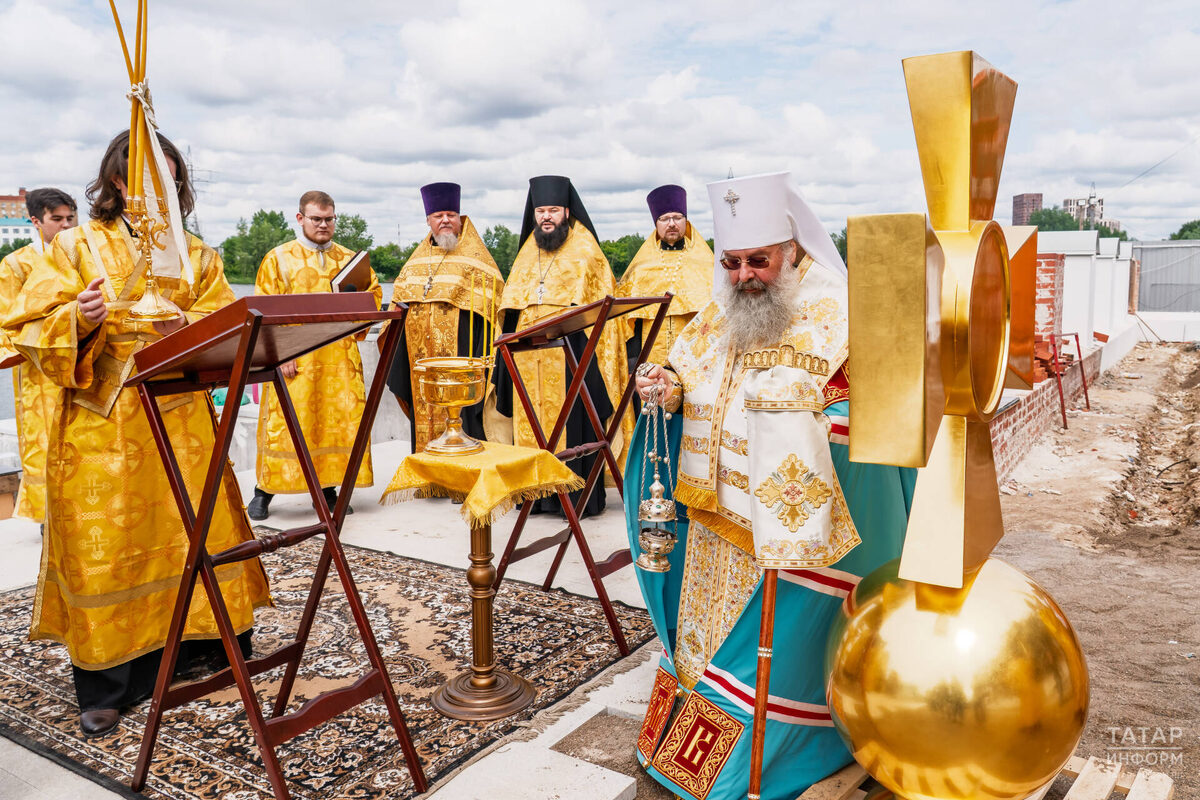 На храм-памятник в честь Нерукотворного Образа Спасителя на Казанке установили крестФото: © Салават Камалетдинов / «Татар-информ»