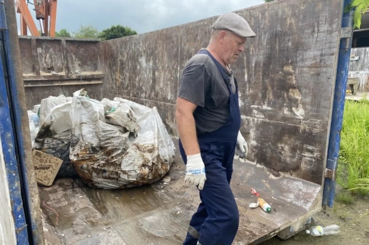    Жители Ноябрьска очистили берега озер в рамках экологической акции