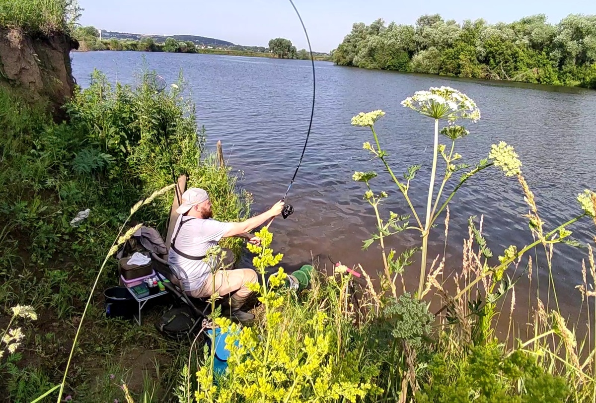 Тропинка уступами спускалась вдоль обрывистого берега к воде на укромную полянку.