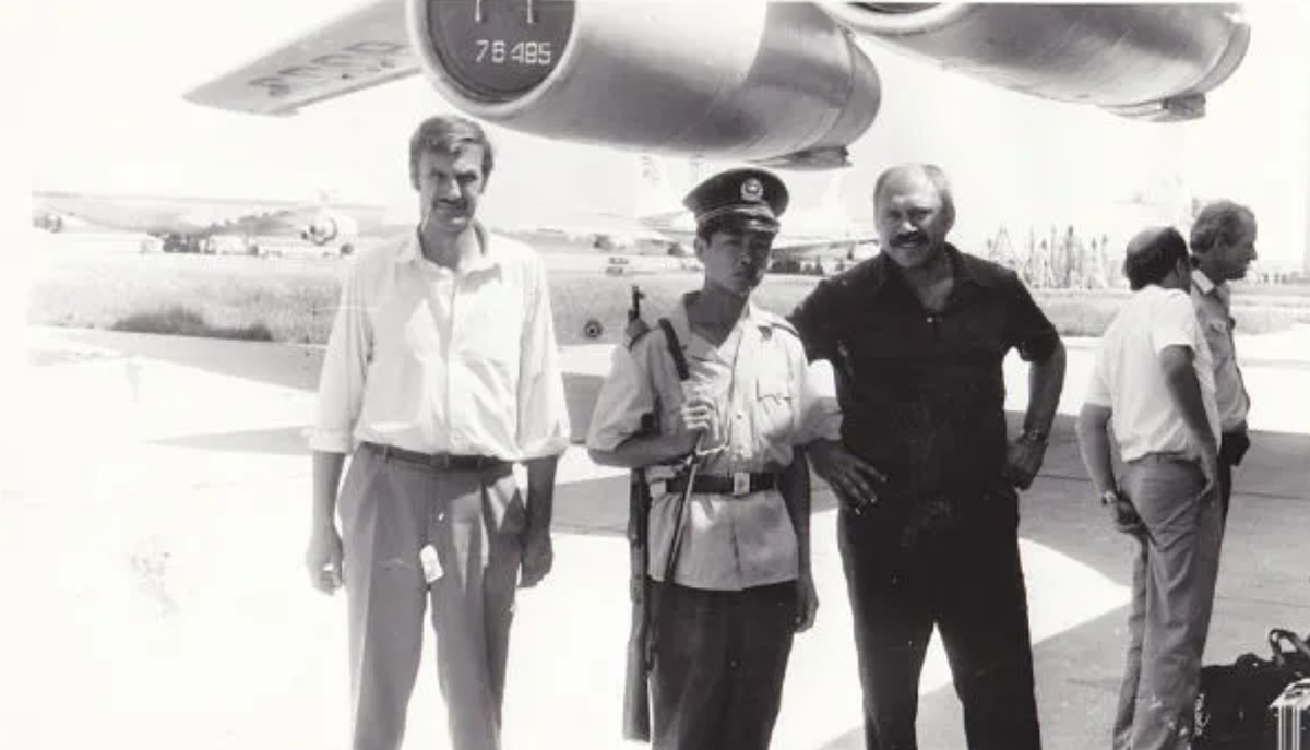 Пекин. Слева направо: инженер Шурик Буров, мой охранник, я, КВС Юра Сватков и второй механик Серега Крутских.