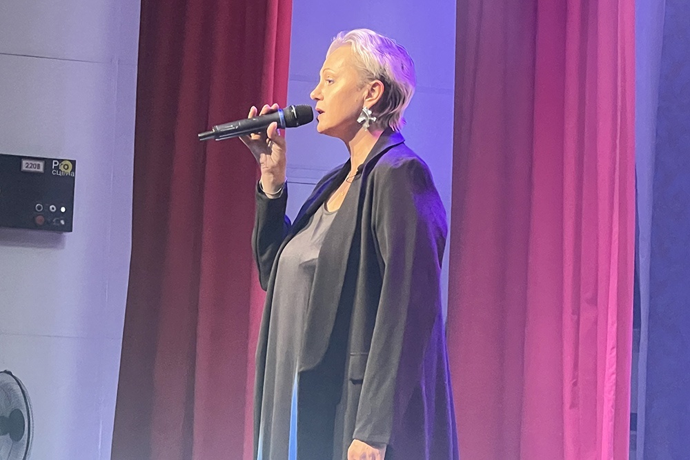    Заслуженная артистка ЦАТРА Людмила Татарова-Джигурда читает стихи Э. Асадова перед бойцами СВО в реабилитационном центре "Горки". / Фото: Кинокомпания "Родина"