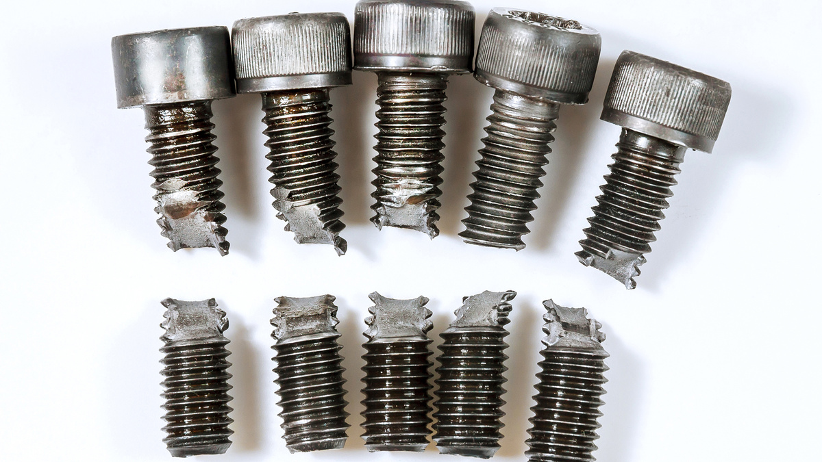 Сломанные резьбы болтов