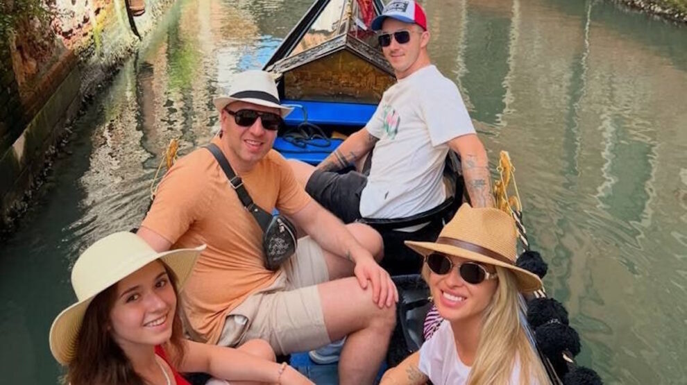 Камила в Венеции в "хоккейной" компании. Фото: соцсети