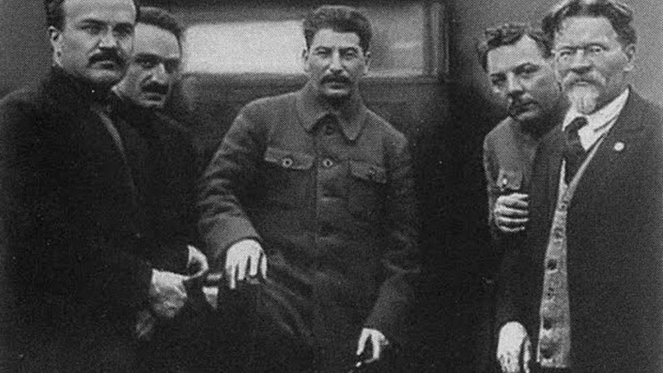 21 декабря 1931 года Сталин и руководство СССР посетили в Москве - совещание специалистов и изобретателей по дирижаблестроению