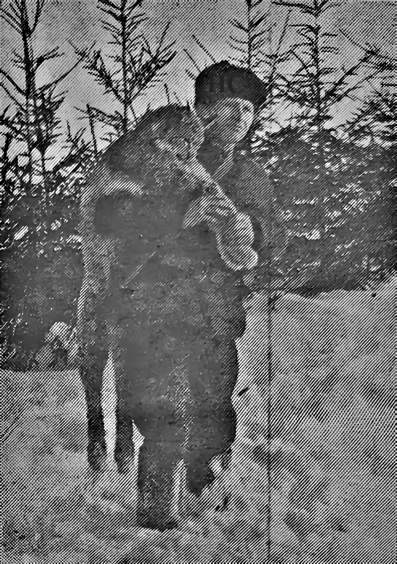 После удачной облавы на вредных хищников. Охотник В. С. Кадышев с убитой им рысью.