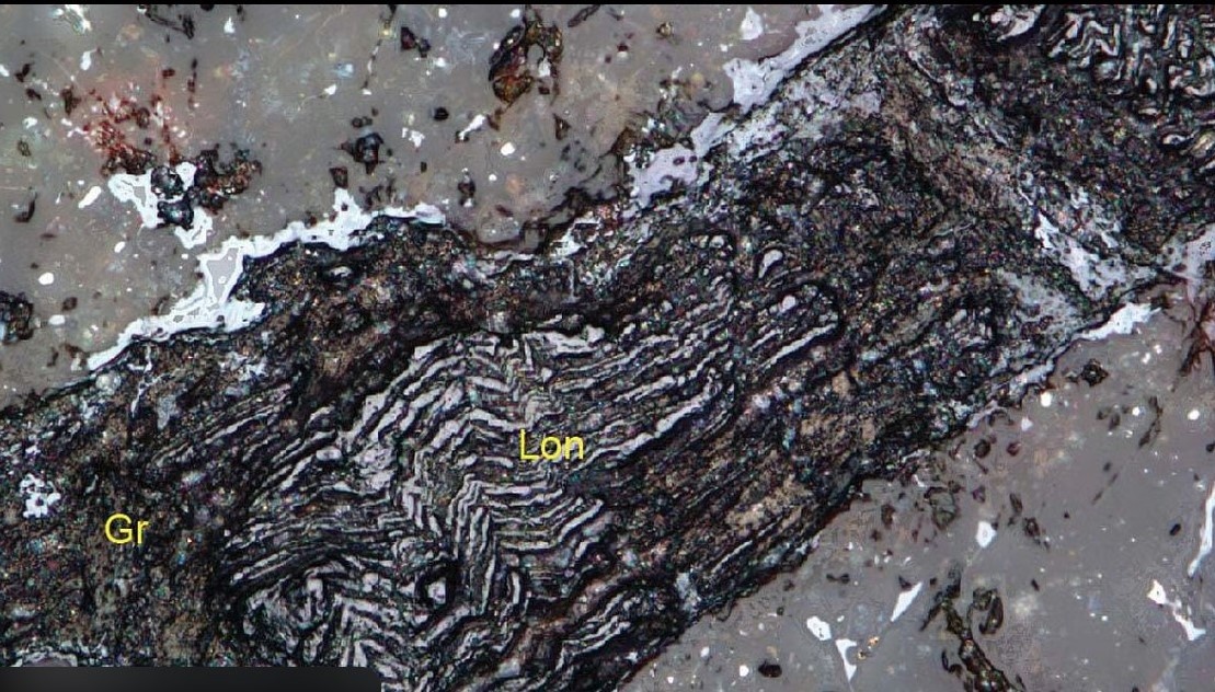  Лонсдейлит — редкая гексагональная форма углерода, образующаяся при мощных метеоритных ударах