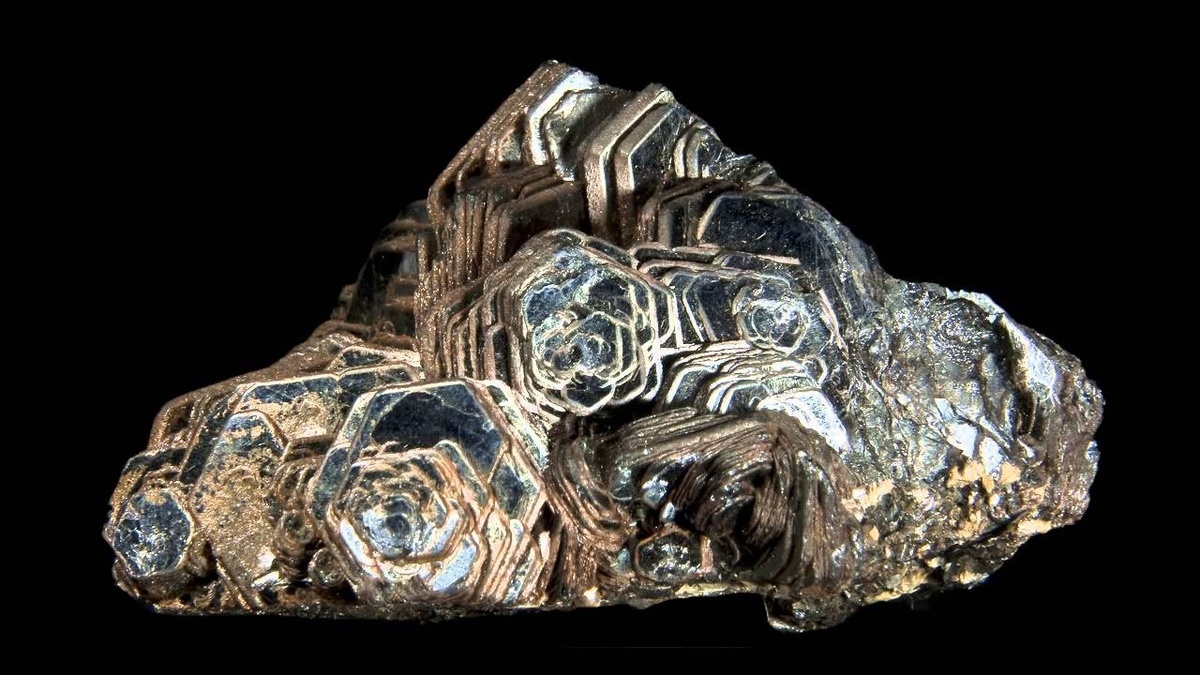  Лонсдейлит — редкая гексагональная форма углерода, образующаяся при мощных метеоритных ударах