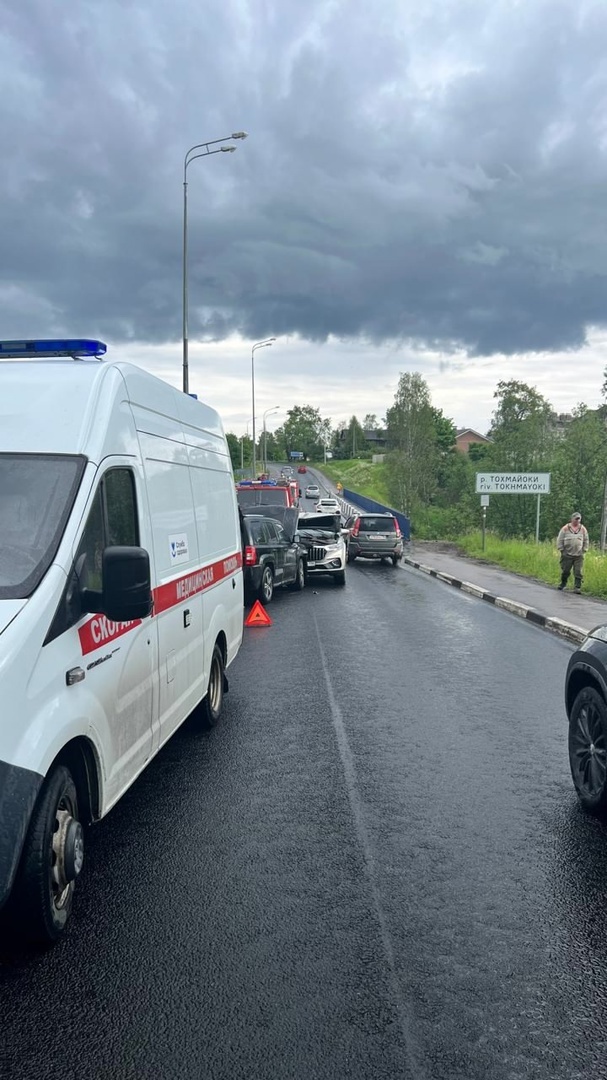    Внедорожники лоб в лоб столкнулись в Карелии, есть пострадавшиесоцсеть Сергея Крупина
