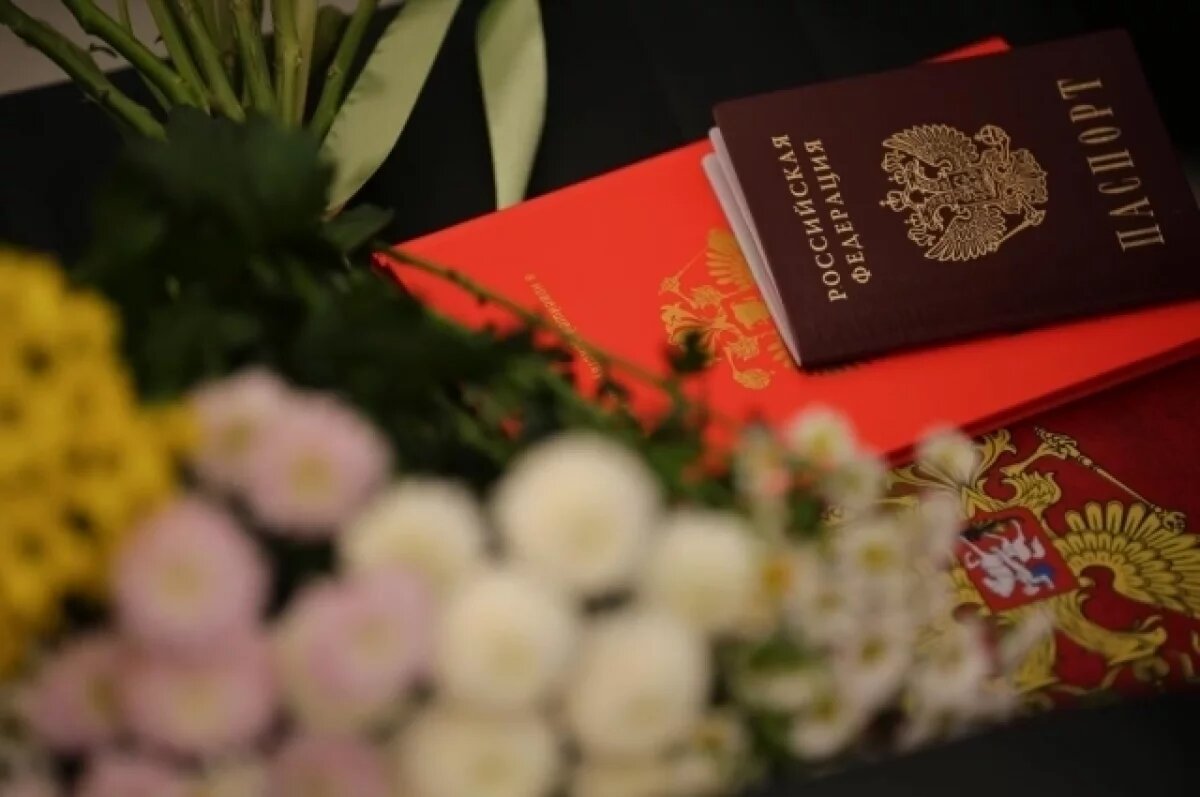    Переехавшим в Псковскую область соотечественникам вручили паспорта РФ