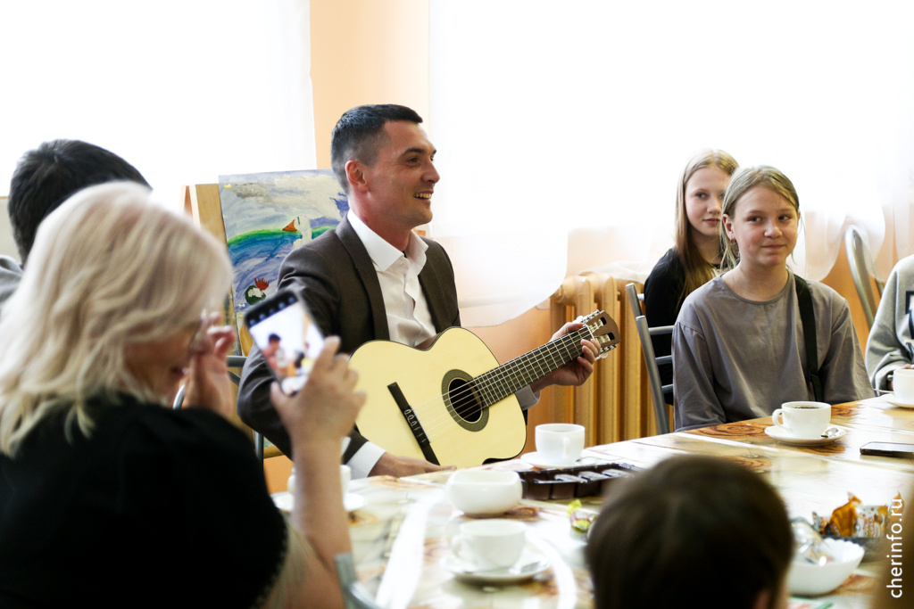    Сегодня он посетил общественную организацию "Будущее есть!" на Устюженской, 16.