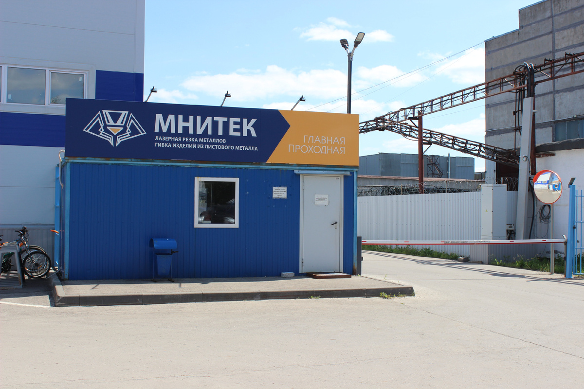 Утро начинается не с кофе, а с электронного пропуска и турникета.