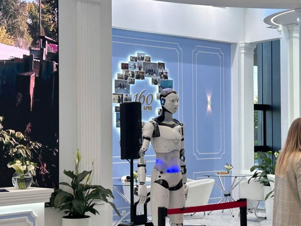     Примечательно, что на Петербургском экономическом форуме был представлен «сородич» Володи – робот-пристав. Фото: Петроград/Клава Назарова
