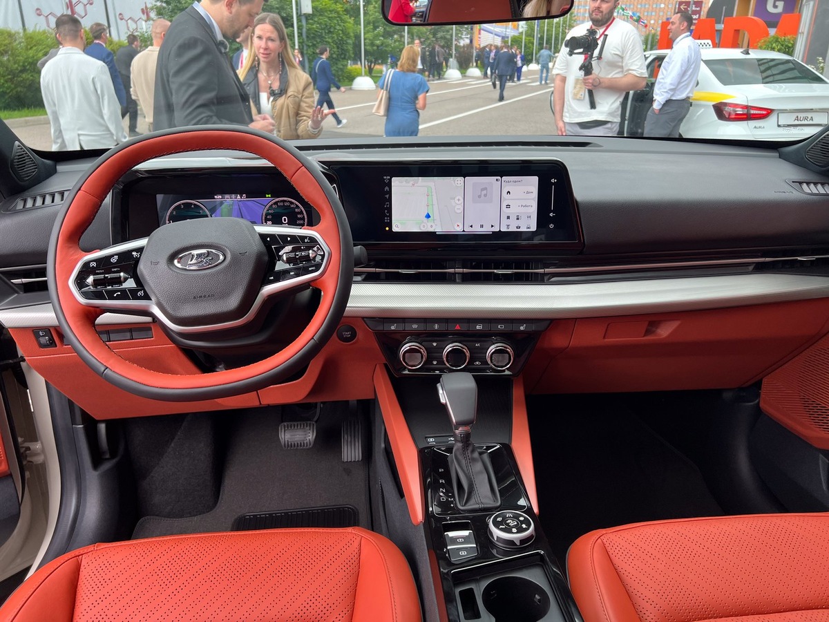    Кроссовер Lada Azimut создан на платформе «Весты», но интерьер у него полностью другой. Судя по машине, представленной на ПМЭФ, будут доступны разные цвета кожаной обивки сидений и оплетки руля