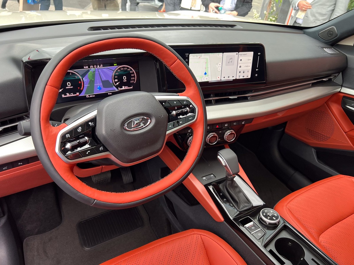    Комплектация Lada Azimut значительно превосходит оснащение «Весты». Кроссовер получил беспроводную зарядку, разъемы USB Type-C, электроприводы сидений, панорамную крышу