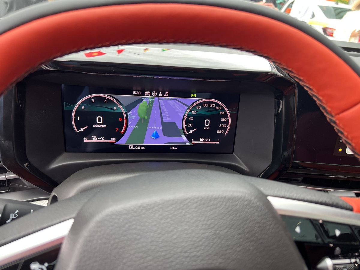    Lada Azimut оснащается цифровым приборным щитком, у которого есть несколько тем оформления. На экран можно вывести даже карту с маршрутом движения