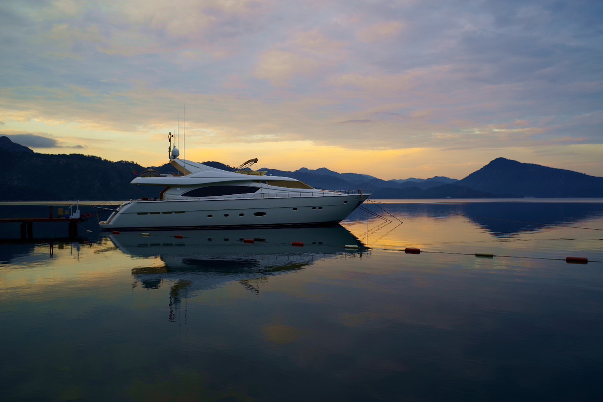 Визитная карточка отеля - яхта владельца отеля.