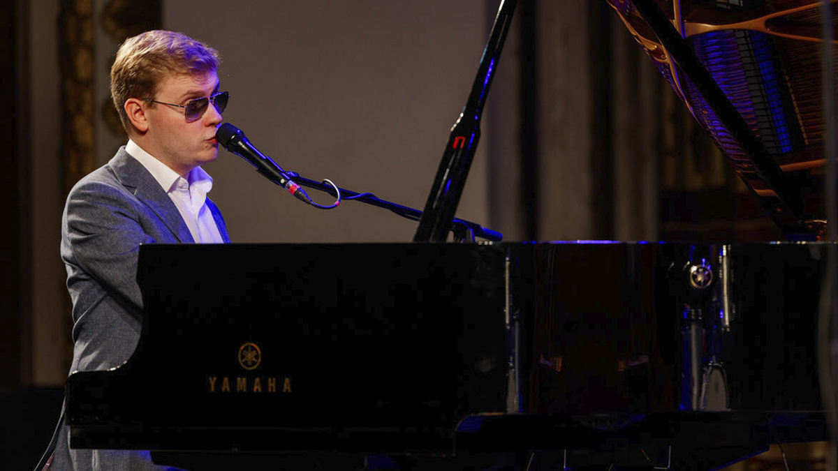 Олег Акуратов - пианист, джазовый импровизатор и певец