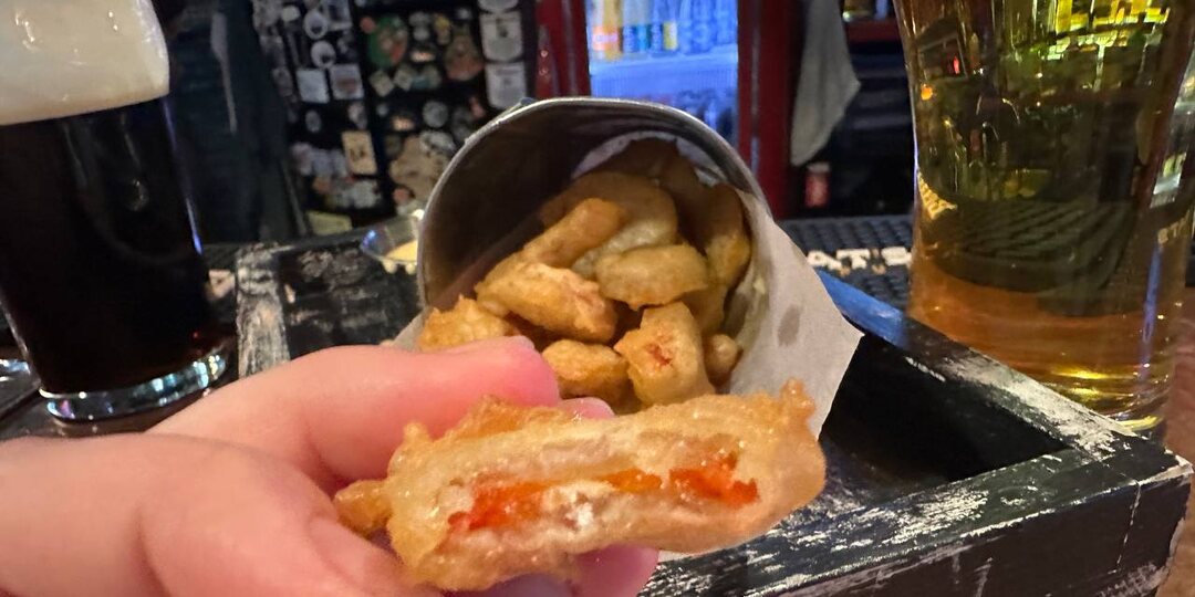 Пробую "халапеньо в кляре" в Harats Pub в Краснодаре