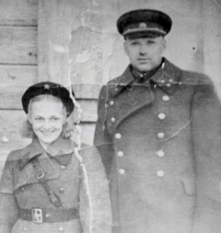 К.К. Рокоссовский и Г.В. Таланова. 7 ноября 1942 года на КП Сталинградского фронта. Фото из открытых источников интернет 