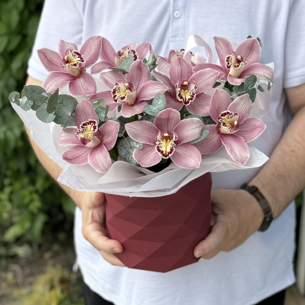 Композиция из орхидей и эвкалипта