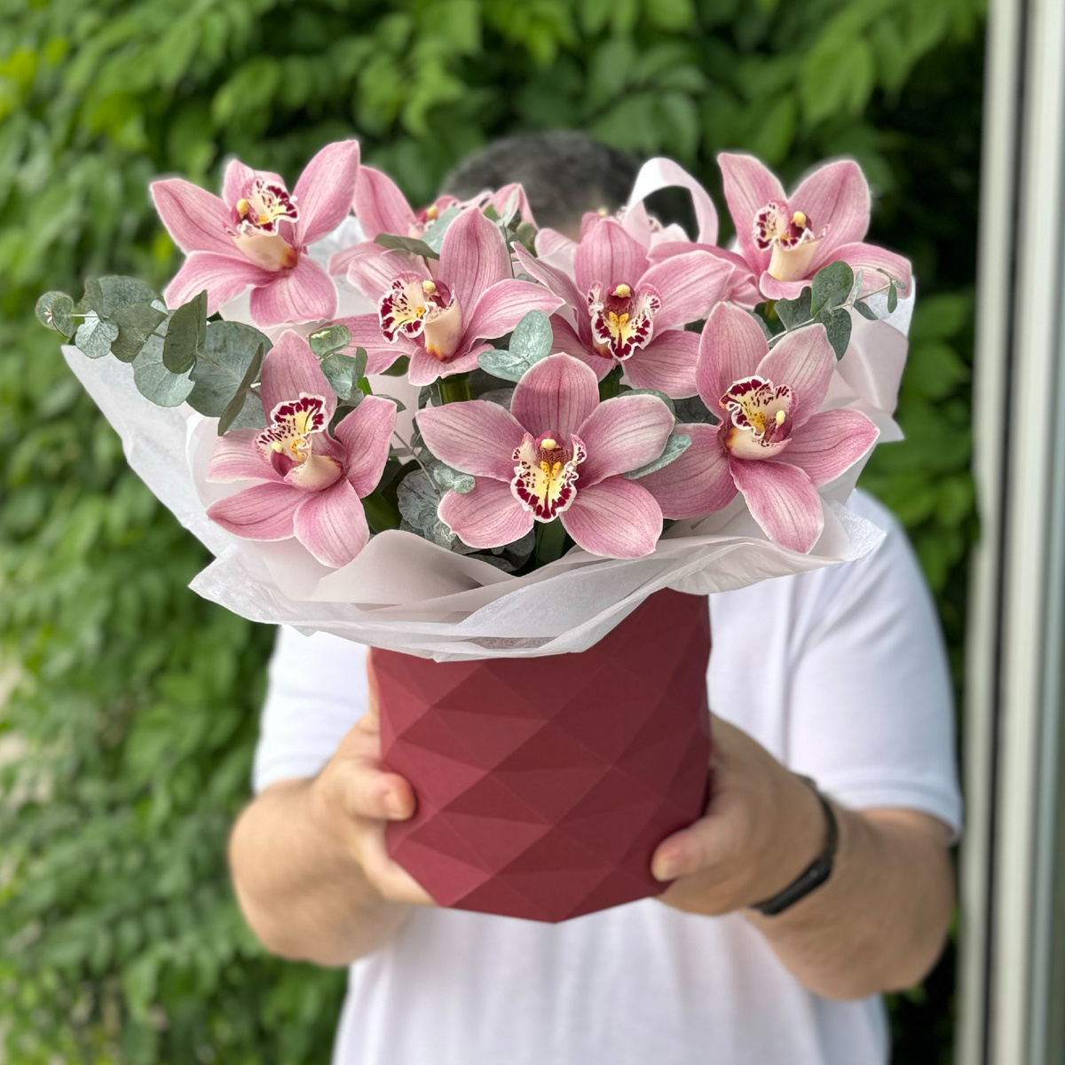 Великолепная цветочная композиция в бордовой коробке.